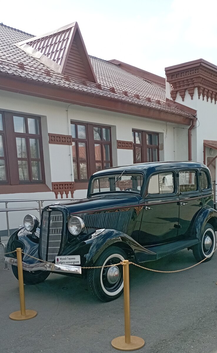 Автомобиль у входа в "Гараж особого назначения". ВДНХ. Прогулка моя. Фото моё.