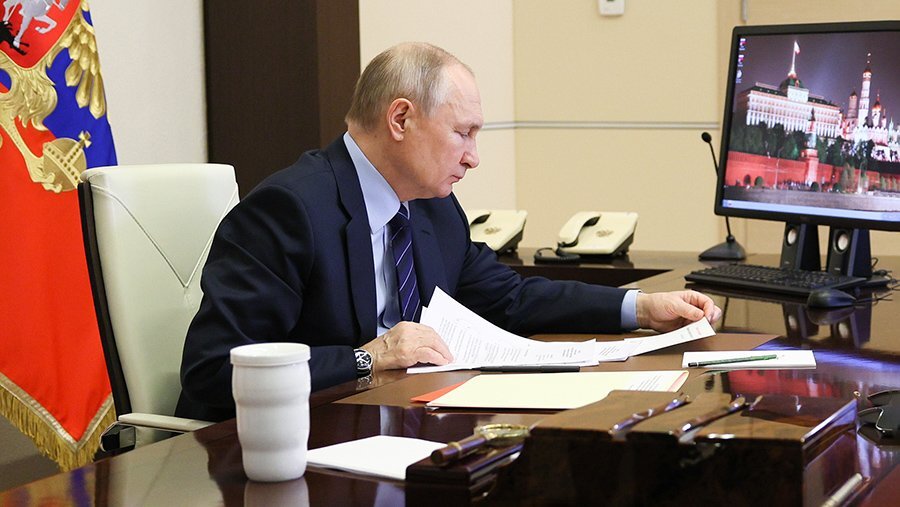 
2023 год только начался, но уже сейчас мы можем предсказать много интересных вещей, которые произойдут в этот год. Давайте посмотрим на десять самых интересных фактов о 2023 году.
      1. Президентские выборы в России
Одно из самых важных событий 2023 года - это президентские выборы в России. В марте 2023 года российские граждане будут выбирать нового президента страны.

         2. Новые миссии NASA

В 2023 году NASA планирует запустить несколько новых миссий. Одна из них - миссия к Юпитеру, которая будет исследовать эту планету более подробно, чем когда-либо раньше.

        3. Расширение Европейского союза

В 2023 году Европейский союз может расшириться. Хорватия, Сербия и Черногория уже начали процесс присоединения к ЕС, и в 2023 году они могут стать его полноправными членами.

         4. Разработка технологий искусственного интеллекта

В 2023 году разработка технологий искусственного интеллекта продолжит свой рост. Это может привести к созданию более развитых роботов, более эффективных алгоритмов и более умных компьютеров.

          5. Открытие новых миров

В 2023 году мы можем узнать о новых открытиях в космосе. Новые космические миссии и телескопы могут помочь нам обнаружить новые звездные системы, планеты и галактики.

          6. Рост робототехники

Робототехника продолжит свой рост в 2023 году. Мы можем увидеть новые виды роботов, которые будут выполнять более сложные задачи и будут более адаптированы к работе в различных условиях.

        7. Развитие криптовалют

Криптовалюты продолжат свое развитие в 2023 году. Мы можем увидеть новые криптовалюты, новые технологии блокчейна и более широкое использование криптовалют в различных сферах.

        8. Увеличение численности населения

В 2023 году численность населения Земли продолжит свой рост. Это может привести к более высокому спросу на ресурсы и более сложным проблемам в сфере экологии.

      9. Развитие электромобилей

В 2023 году мы можем увидеть более широкое использование электромобилей. Более развитые технологии батарей и более широкая инфраструктура зарядных станций могут привести к росту числа электромобилей на дорогах.

      10. Развитие медицины

Медицина продолжит свой рост и развитие в 2023 году. Мы можем увидеть новые технологии лечения, более точные диагностические методы и более эффективные лекарства.
     В заключении могу сказать что 2023 год будет очень   интересным и насыщенным событиями годом. Мы можем ожидать новых открытий в науке и космосе, развития технологий и медицины, а также политических изменений и экологических проблем. Будем надеяться, что большинство этих изменений будут положительными и приведут к дальнейшему прогрессу человечества.