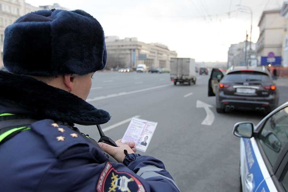 Лишают прав москва. Сотрудник ГИБДД. Гаишник лишает прав.