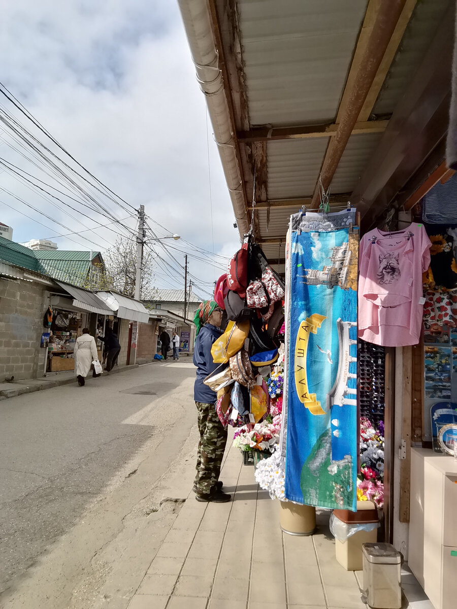 И здесь футболки продают.