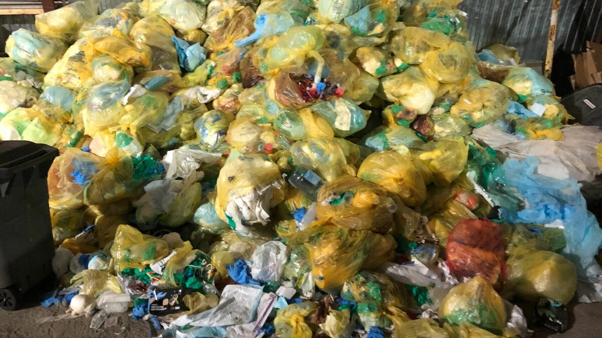     Подписчик паблика «ЧП Тюмень» сообщил, что владелец дома в частном секторе по улице Коммуны (Калининский округ) хранит медотходы в своем арочнике.