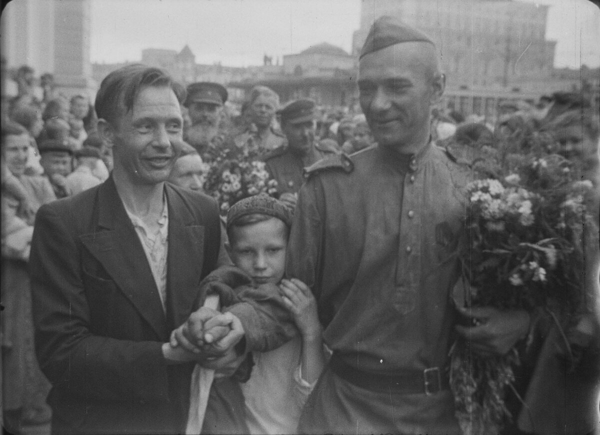 Москва. Белорусский вокзал 1944г. Кадр из фронтового киножурнала