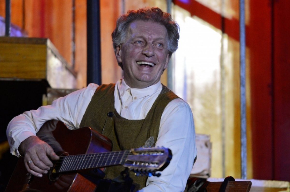    Заслуженный артист России, телеведущий, актер МХТ Сергей Колесников.