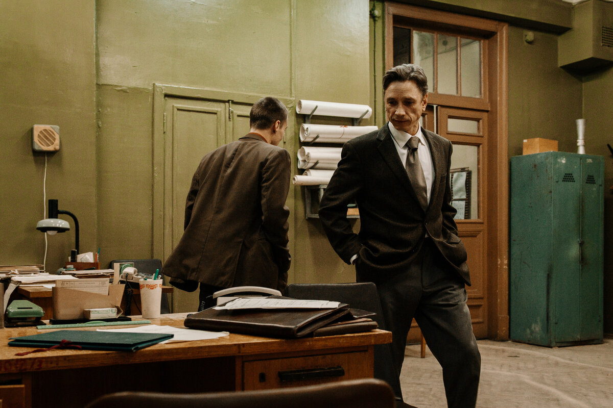 кадр из фильма. триллеры 2023 16. эхо 3 сериал. имон фэррен 2023. праведник фильм 2023 хабенский.