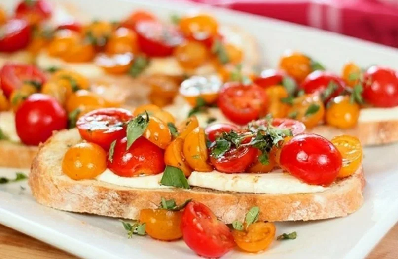 Брускетта с помидорами черри