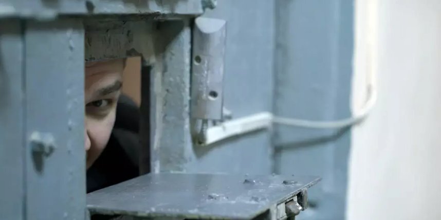    "Дни тянутся, годы летят", – говорят заключенные про то, как идет время по ту сторону решетки.кадр из фильма