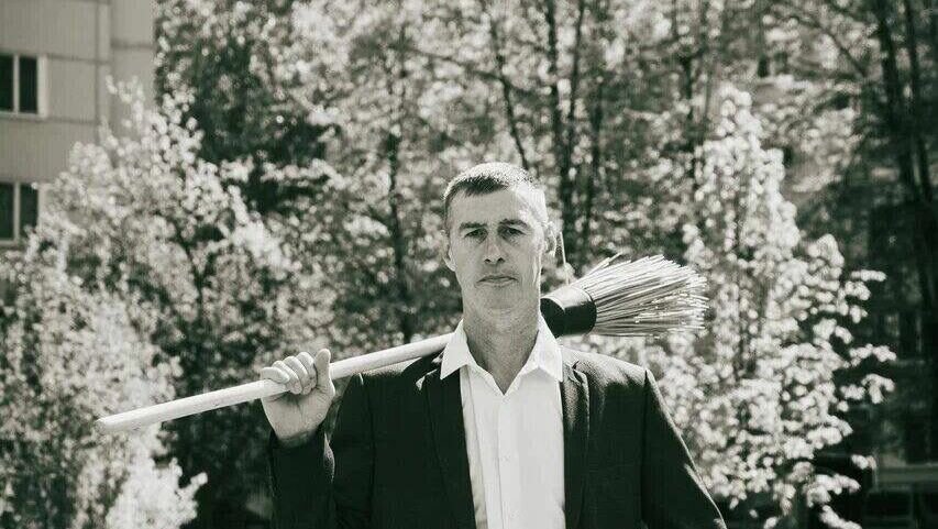     В Казани администрация Вахитовского и Приволжского районов организовала фотосессию местному дворнику. Соответствующая публикация появилась у них в Telegram-канале.