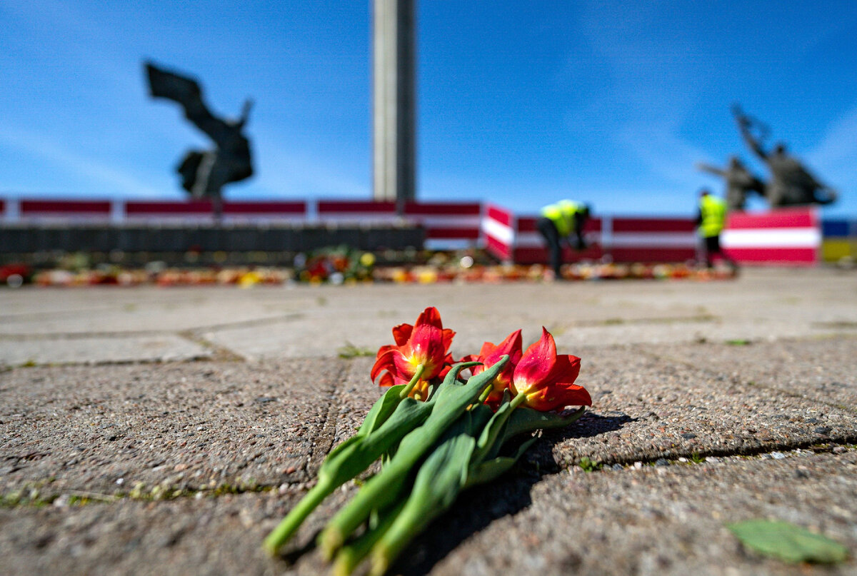 Празднование 77-й годовщины Победы в Великой Отечественной войне на территории мемориального комплекса "Памятник воинам Советской Армии - освободителям Советской Латвии и Риги от немецко-фашистских захватчиков" в Риге, 9 мая 2022 / Sputnik