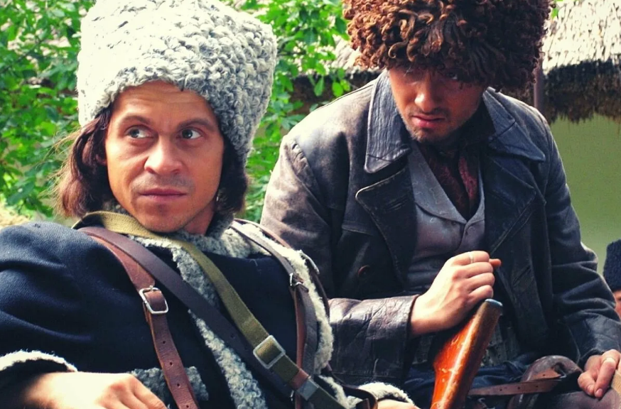 Киношный Н. Махно (П. Деревянко) из сериала "Девять жизней Нестора Махно". Кстати, брезентовый зеленый ремень с кожаной шлевкой явно советский послевоенный. Изображение взято из открытых источников