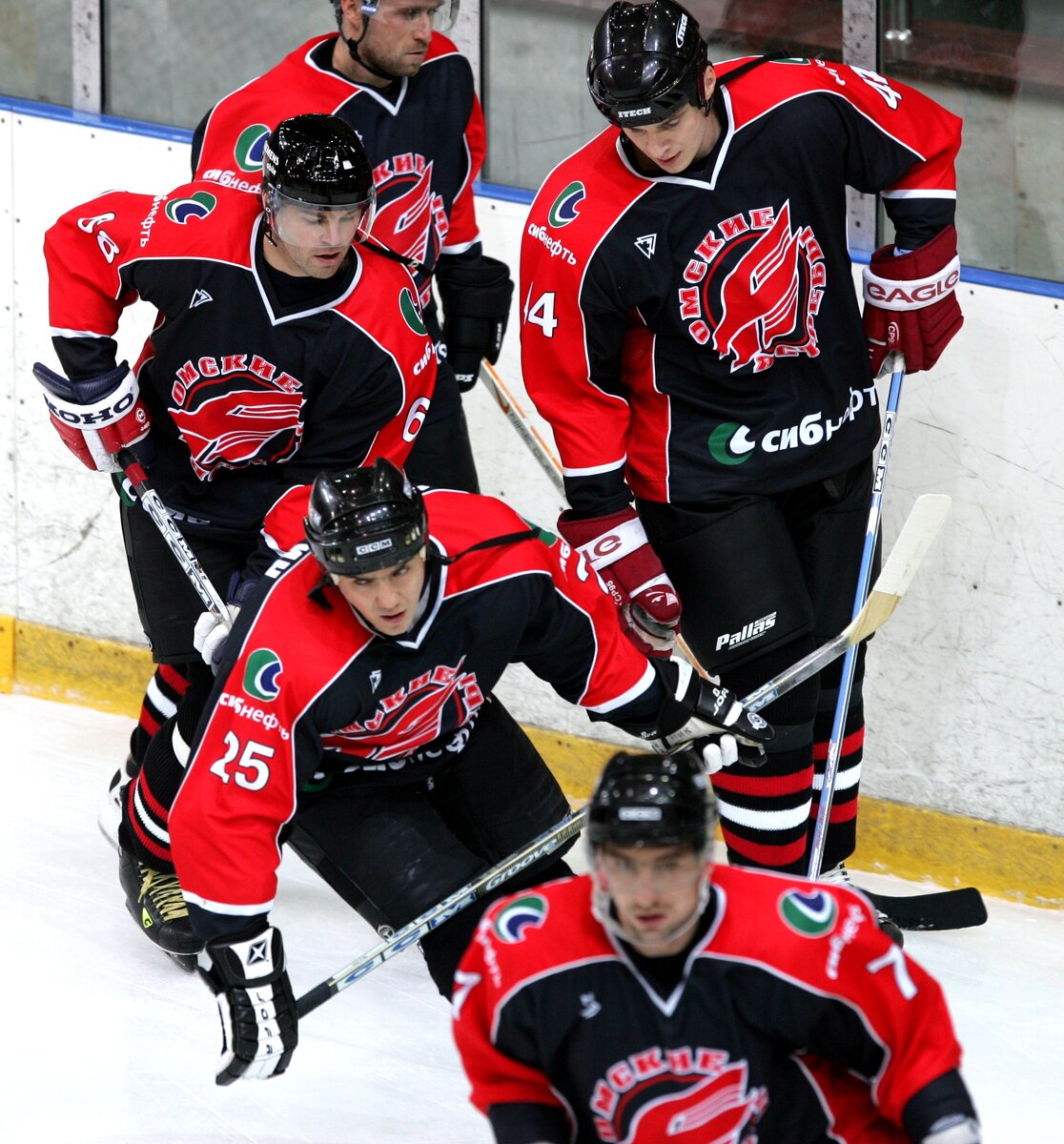 Александр Гуськов, Игорь Никитин, Яромир Ягр, Андрей Назаров и Алексей Калюжный в «Авангарде». Фото Григорий Филиппов, архив «СЭ»