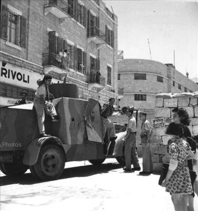 Кустарный башенный броневик, бывший на вооружении у Палестинской полиции, уже у евреев на блокпосту в Иерусалиме. Эти броневики "Хагана" получила 15 мая 1948 года, когда Палестинская полиция была расформирована.