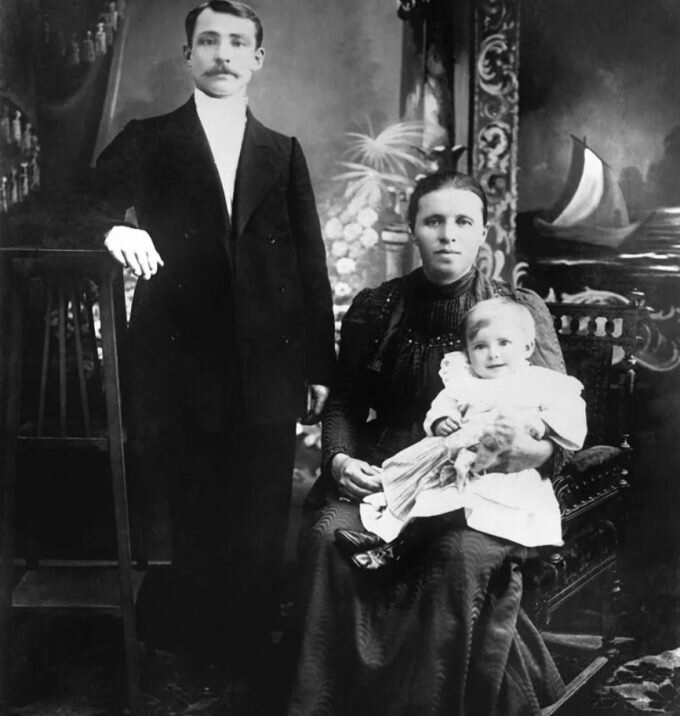 Родители Сергея Есенина с его младшей сестрой Александрой / Википедия