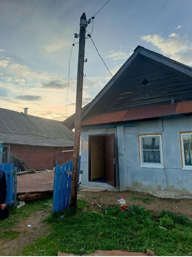 Оборванный провод около дома 30а