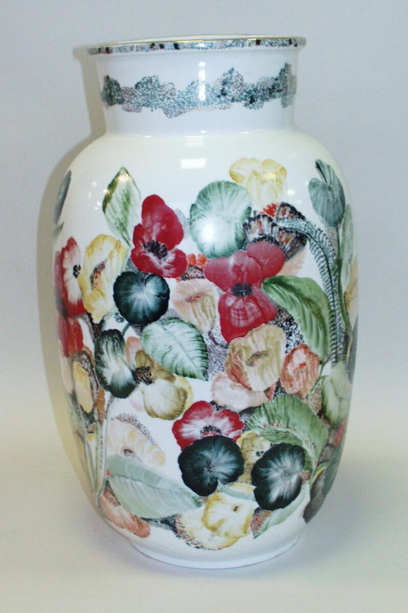 Ваза "Декоративная". 1950. Автор формы Яковлева С.Е., автор росписи Ливчак К.В. Роспись  надглазурная полихромная, позолота. Размеры: 48,8*29,0 см. Собрание Эрмитажа. Инв. номер Мз-С-2101. Изображение взято из каталога Эрмитажа. Листайте галерею вправо.