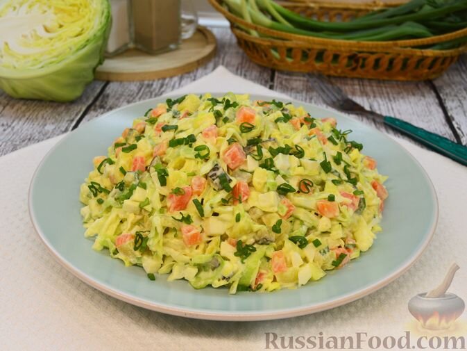 капуста белокочанная, картофель, огурцы маринованные, морковь, яйца, черемша, лук зелёный, майонез, соль