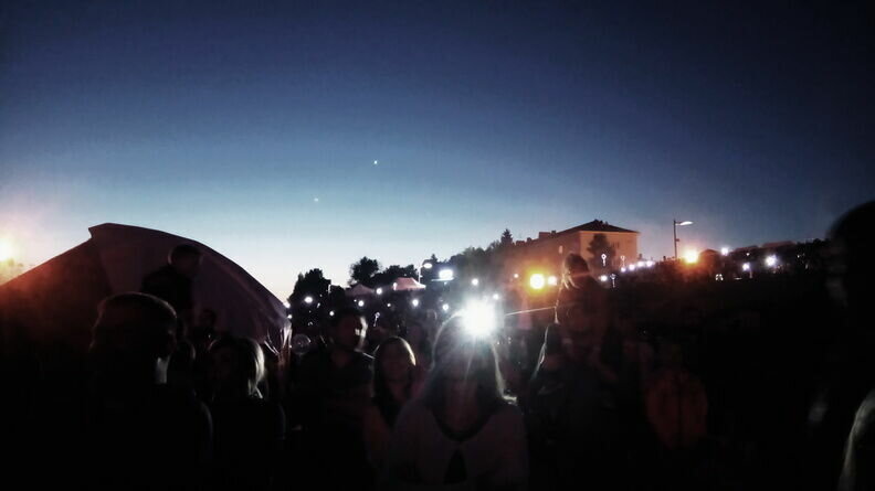     В Ростове-на-Дону в ночное время на детской площадке по улице Стабильной собираются компании и сильно шумят, пожаловались местные жители в соцсети «ВКонтакте».