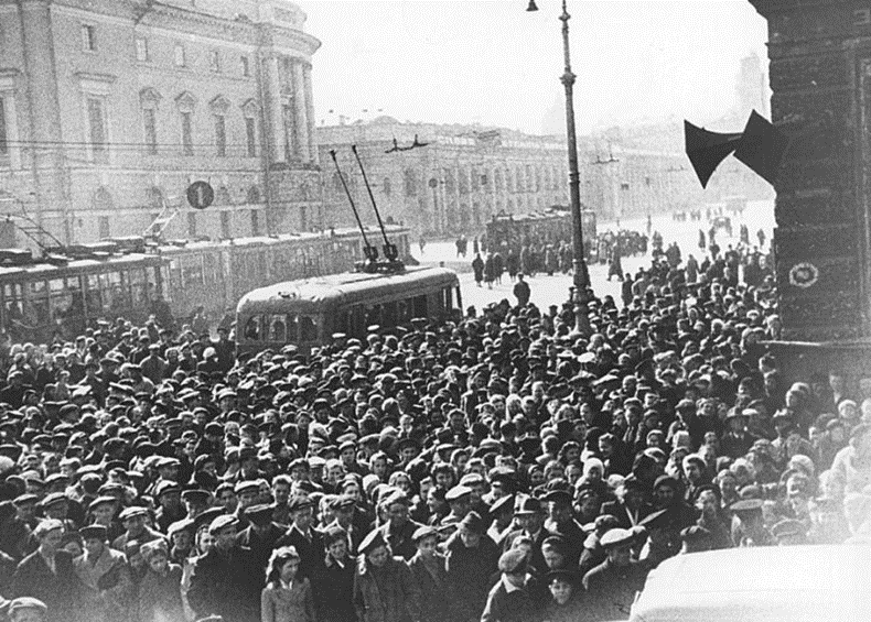 9 мая 1945 года. Ленинградцы слушают сообщение о Победе над Германией (http://news.spbmy.ru/wp-content/uploads/2013/11/26.jpg)