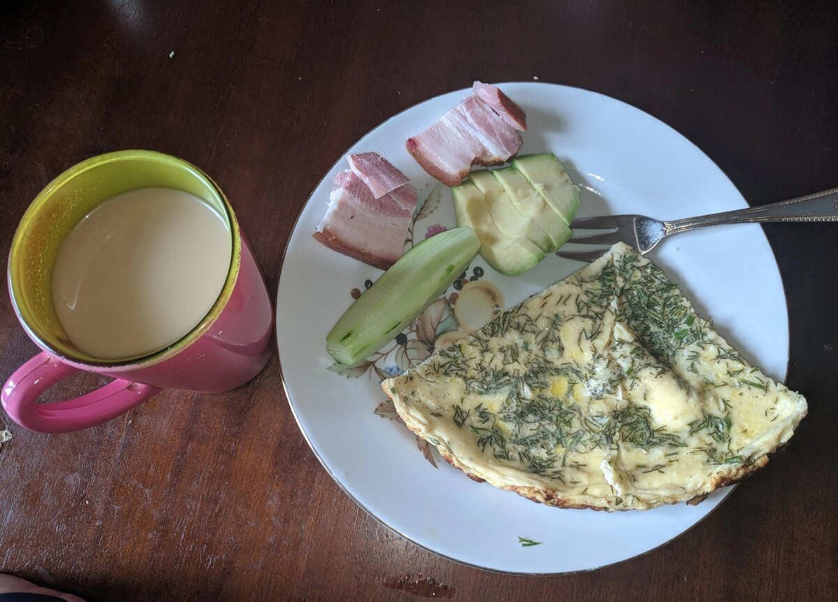 Один из любимых завтраков яичница с зеленью, авокадо, сало и огурчик.