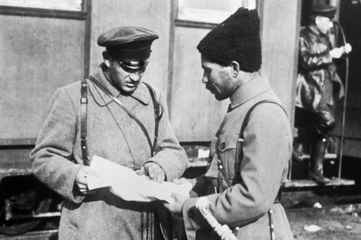    В. И. Чапаев на станции Николаевск-Уральский. 06.07.1919.