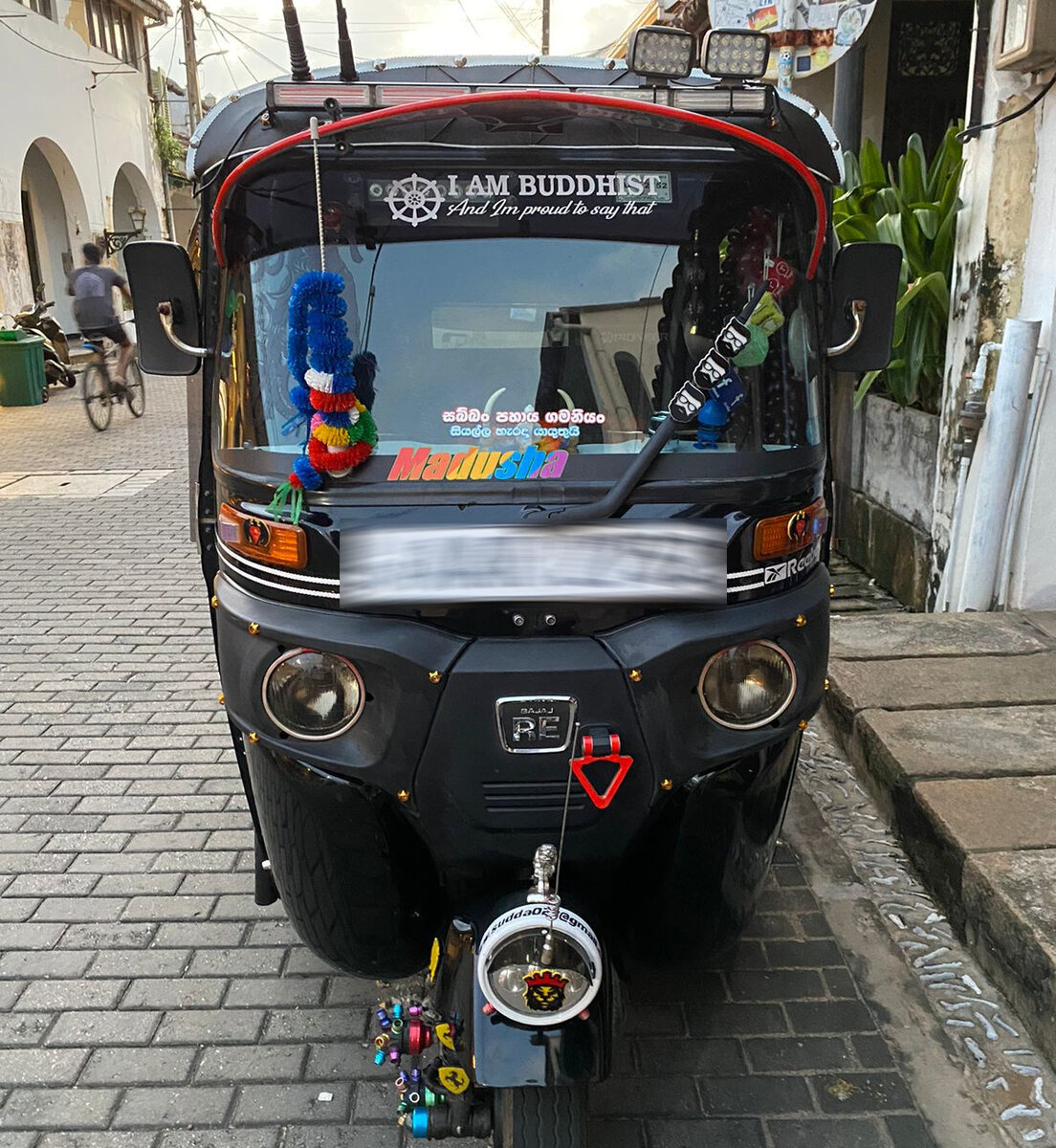 Фото на улице Мириссы, 2023.