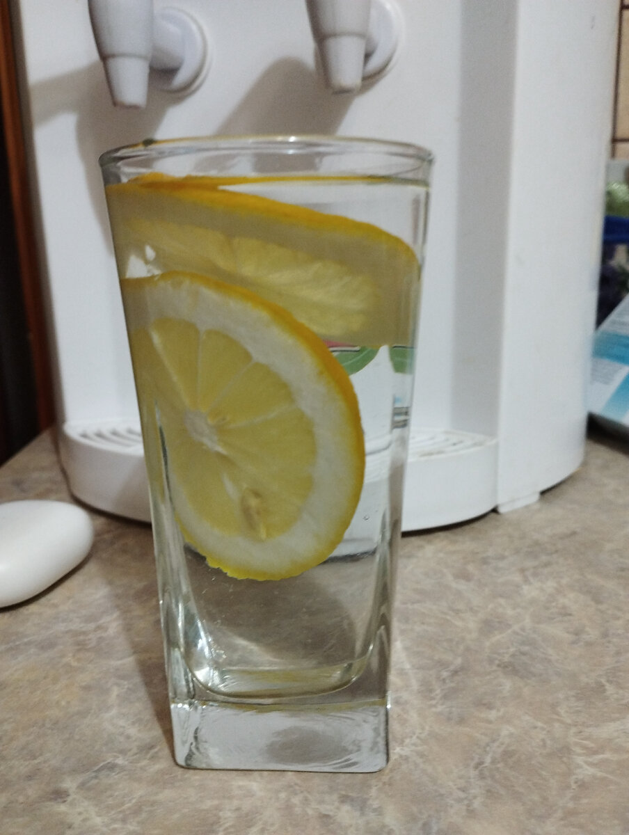 Кружок лимона на 300 мл воды достаточно, слегка выдавить и оставить на ночь. Когда следом вы пьёте медовую воду или просто воду, эмаль зубов не пострадает 