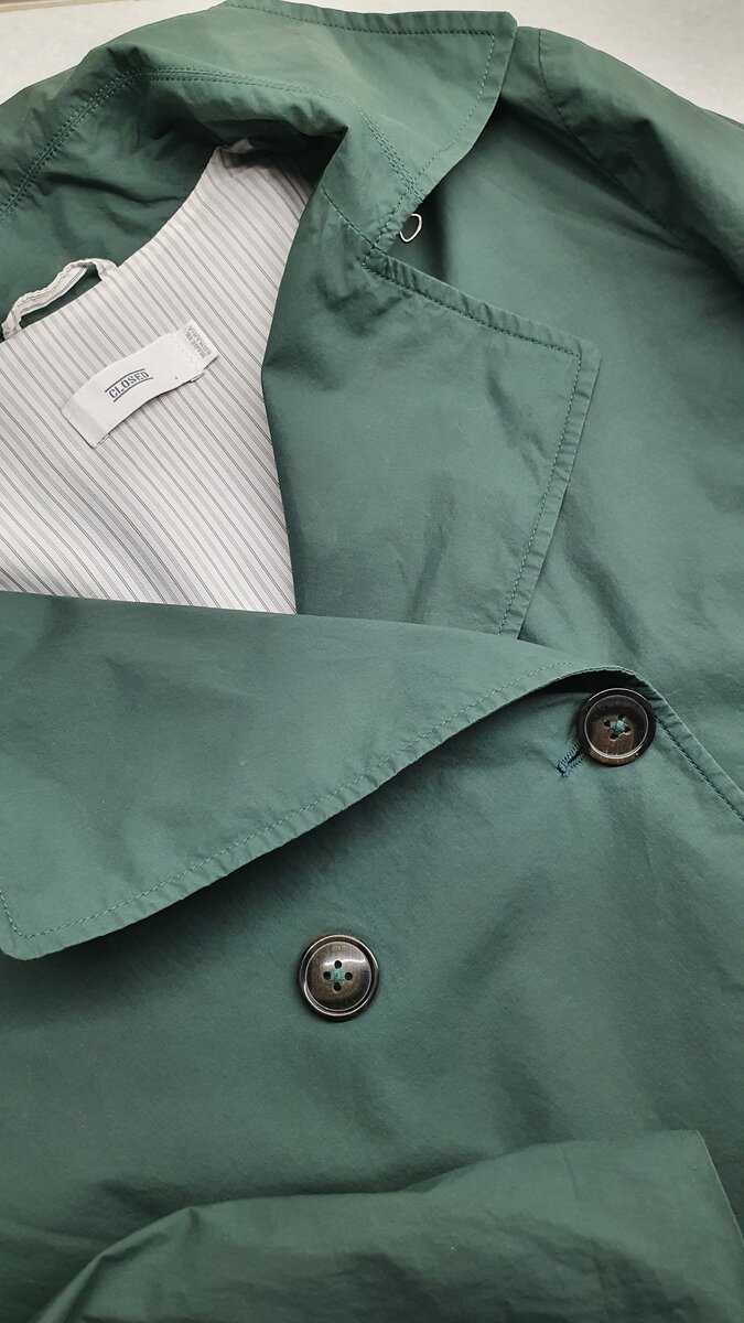 Красивый изумрудный цвет, подкладка - нежнейшая вискоза. 