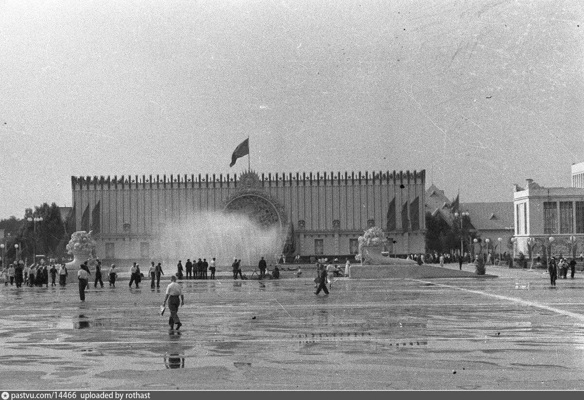 Ещё один вид на фонтан. Здесь уже оба рога изобилия в кадре, 1939. Автор фото: Harrison Forman. С сайта www.pastvu.com.
