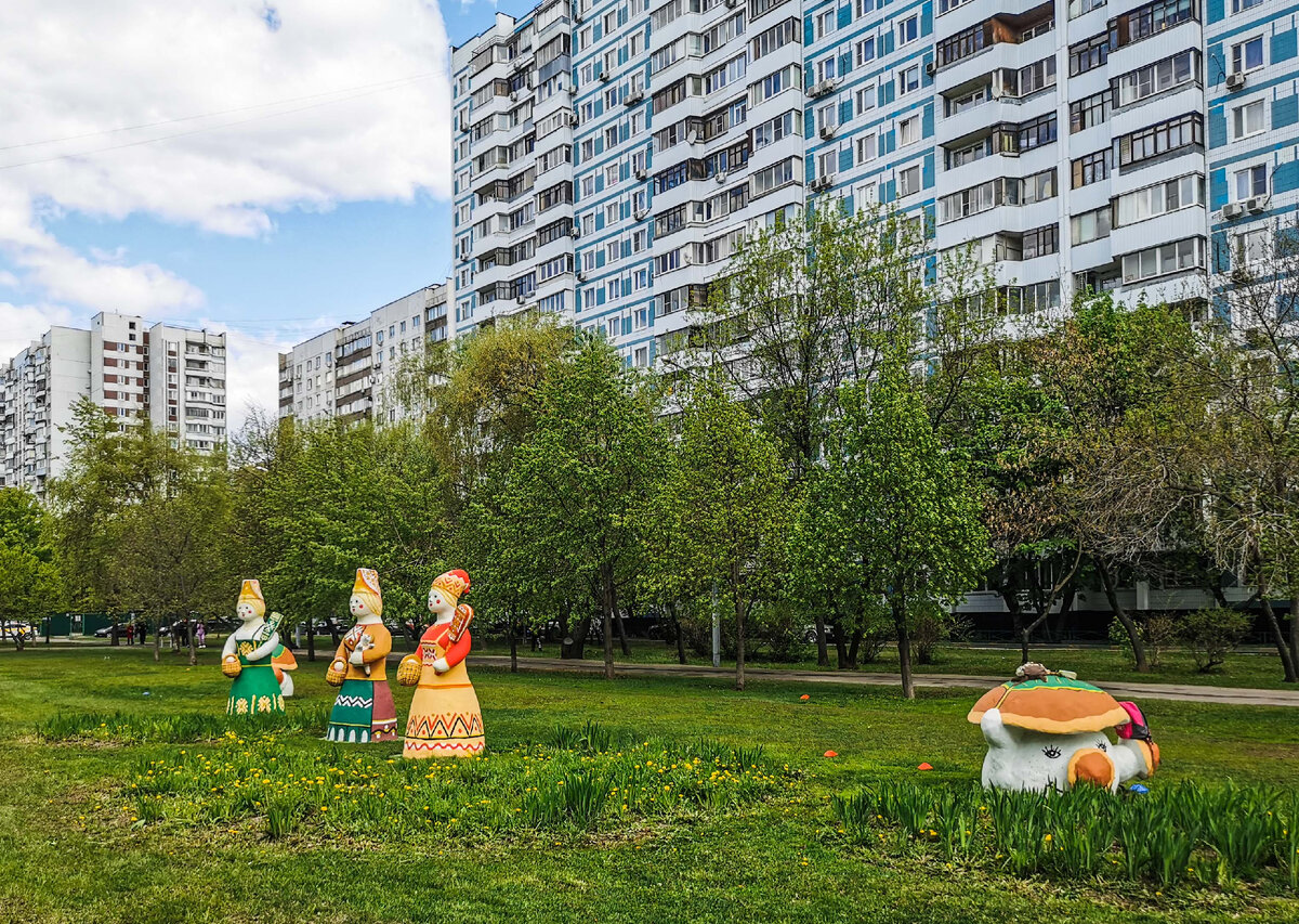 Гриб и девушки вдоль одного из жилых домов на Каргопольской улице.