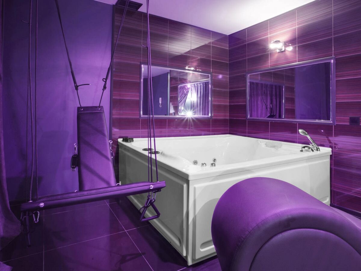 Качели в номере "Классический" в отеле Подушкин на Комсомольском проспекте в Москве. 