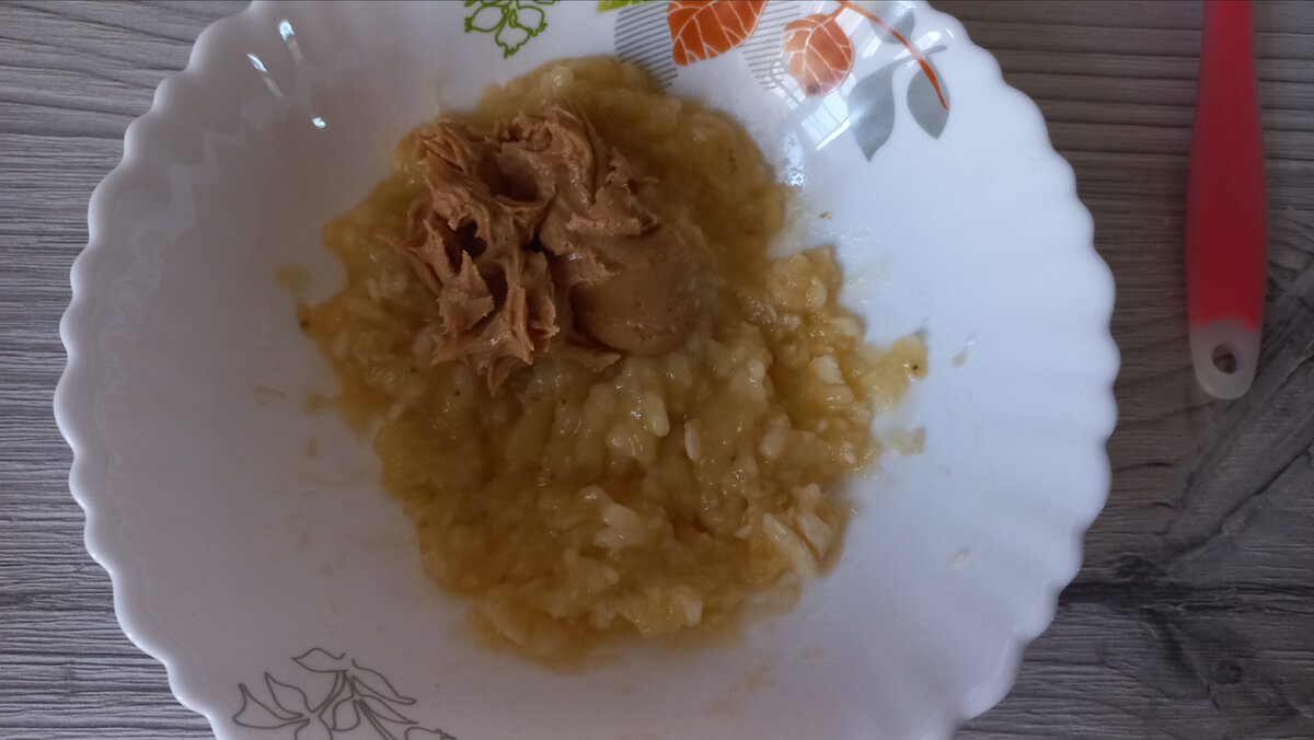 Бананы размяты и добавлена арахисовая паста.