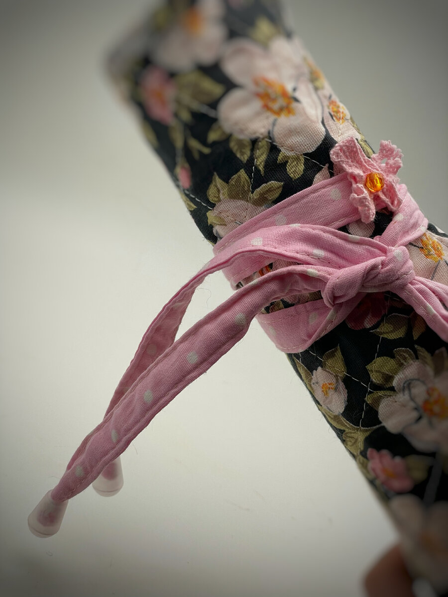 Посмотрите какая прелесть! Как продуманы детали, на завязочках специальные штуки чтобы не мусолились кончики 😍