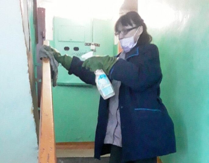  Уборка подъезда. Фото: мэрия города
