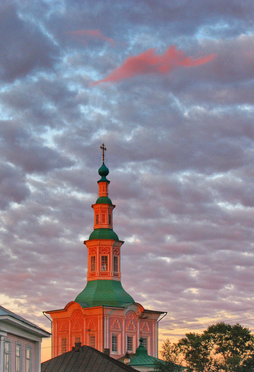 Город Тотьма. Облака над Рождественскид храмом. Фото Наталии ТРОФИМЛВОЙ. 