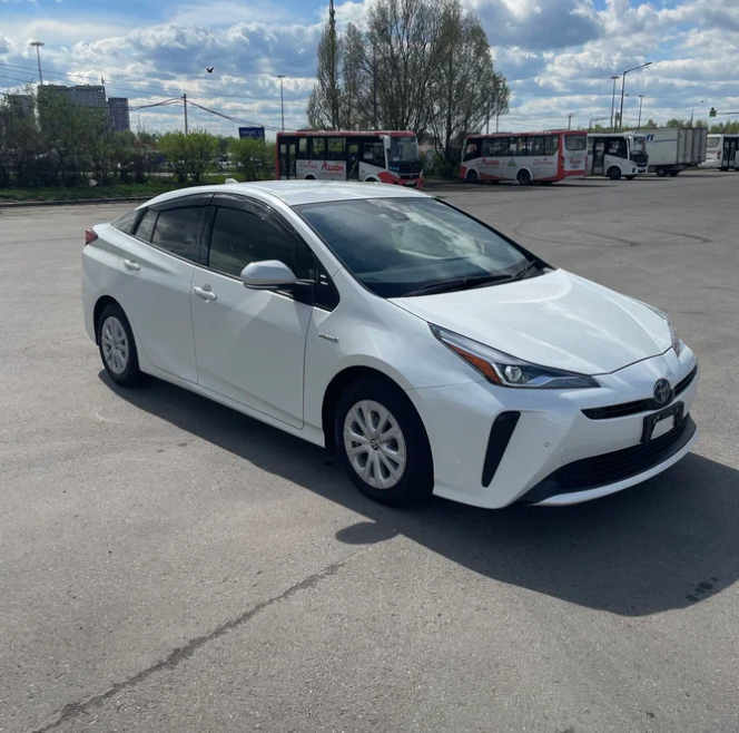 Автомобиль японский Toyota Tsunami