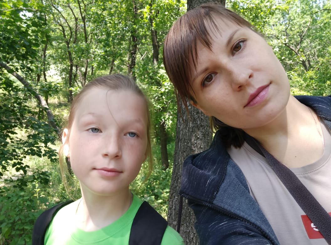 Лучше начать прививать простые ценности, взять, например, за правило ежедневно вместе прогуливаться. 
