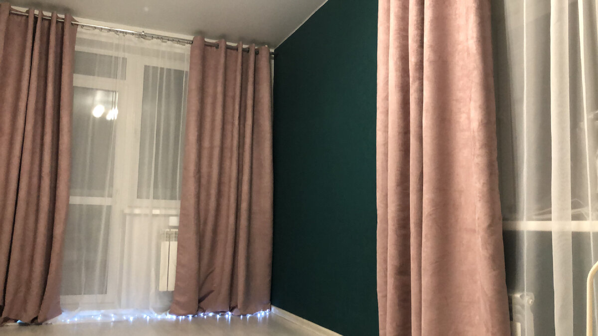 Одна стена была изумрудного цвета, остальные - серые 