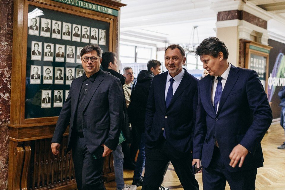    На празднование юбилея факультета приехали знаменитые выпускники во главе с Олегом Дерипаской (в центре)