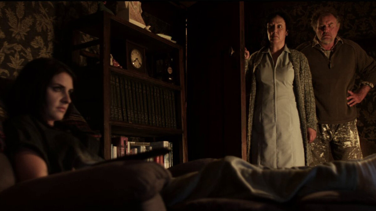 Черная комедия от Джерарда Стоуна, режиссёра недавно вышедшего ужастика про куклу Меган. 