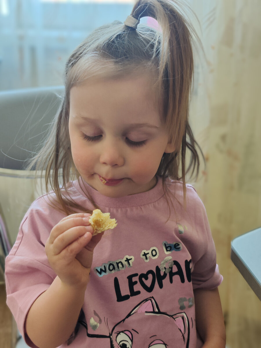 Рулетики с творогом ест, которые помогала маме готовить.) 