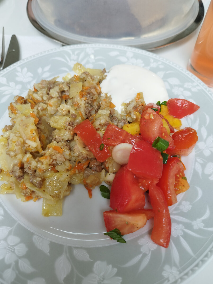 Понедельник, второе: ленивые голубцы и салат из помидорок. Я ленивые голубцы не люблю, только помидорки съела, ходила голодная потом:(  