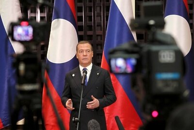    Заместитель председателя Совета безопасности РФ, председатель партии "Единая Россия" РФ Дмитрий Медведев во время пресс-подхода по итогам визита в Лаос. ©Екатерина Штукина РИА Новости