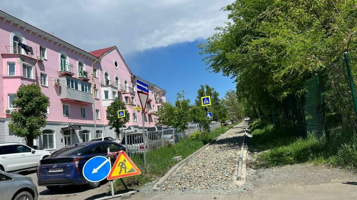     Масштабное благоустройство идёт в Артёмовского городском округе — ремонт улиц, высадка цветов и многое другое.