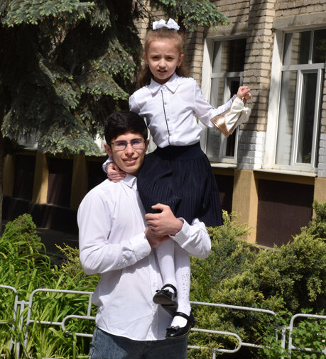 Выпускник 11 класса Умар Выков и первоклассница Сафия Хасанова дают последний звонок. Фото Светланы ОСЕЦКОЙ.