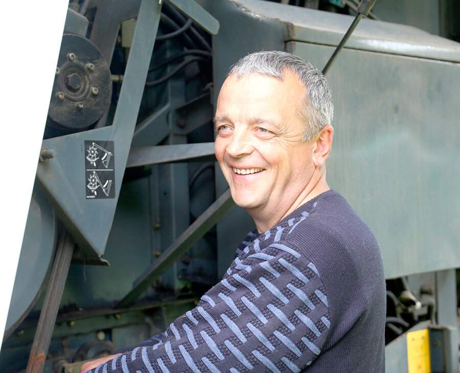 Все механизаторы опытные и у каждого из них есть свои обязанности, а также и общий интерес к работе. Ведь им приходится менять виды деятельности, умея трудиться на нескольких машинных агрегатах.