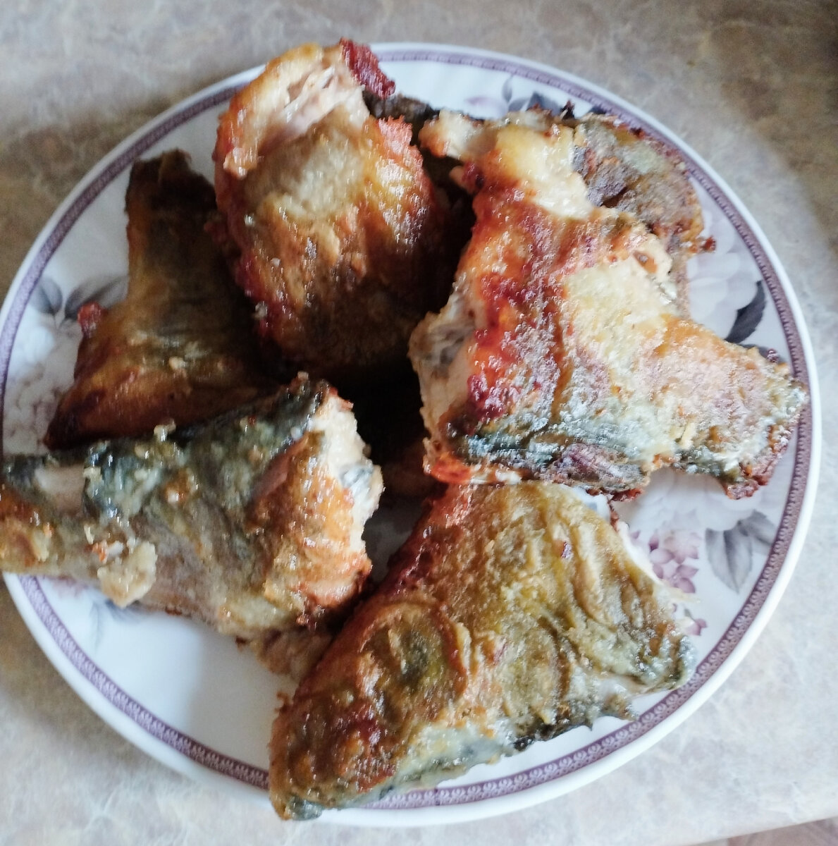 Ничего не могу поделать. Это линь. Ну вы понимаете, или в пирог, или жарить. Весь смак во вкусной коже. Варить не вариант. Наверное, я совсем не зожник. Но обходясь спокойно без сладкого, я ем жареное. Нечасто. Похудеть это не помешало ( вы знаете, что и картошку ем, но здесь уже, понятно, не жареную). 