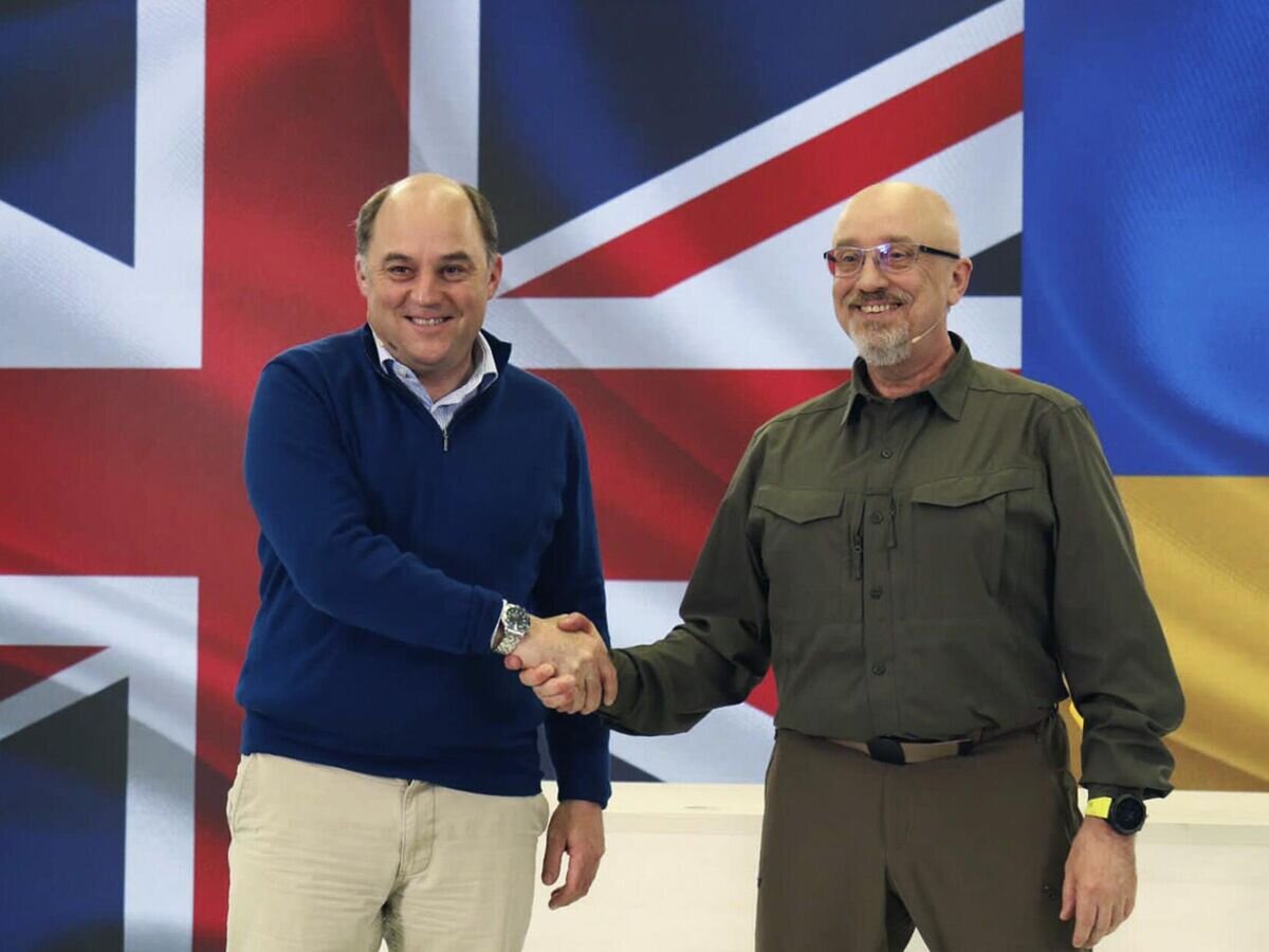     Министр обороны Великобритании Бен Уоллес и министр обороны Украины Алексей Резников во время встречи в Киеве© AP Photo / Ukrainian Defense Ministry Press Office