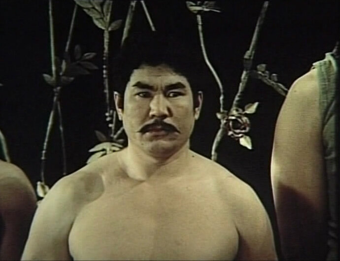 Алеухан Бекбулатов в ролу Мукана Мунайтасова. Кадр взят с сайта kinoteatr.ru 