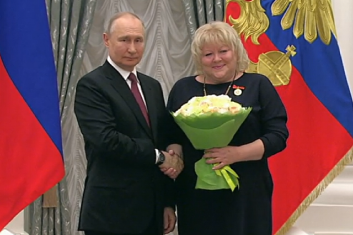    Путин наградил педагога из Омска знаком отличия «За наставничество»