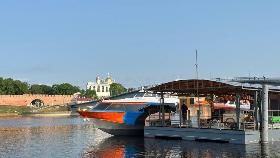    Скоростной теплоход "Восход" на причале в Великом Новгороде. Автор фото: t.me/regionvn53