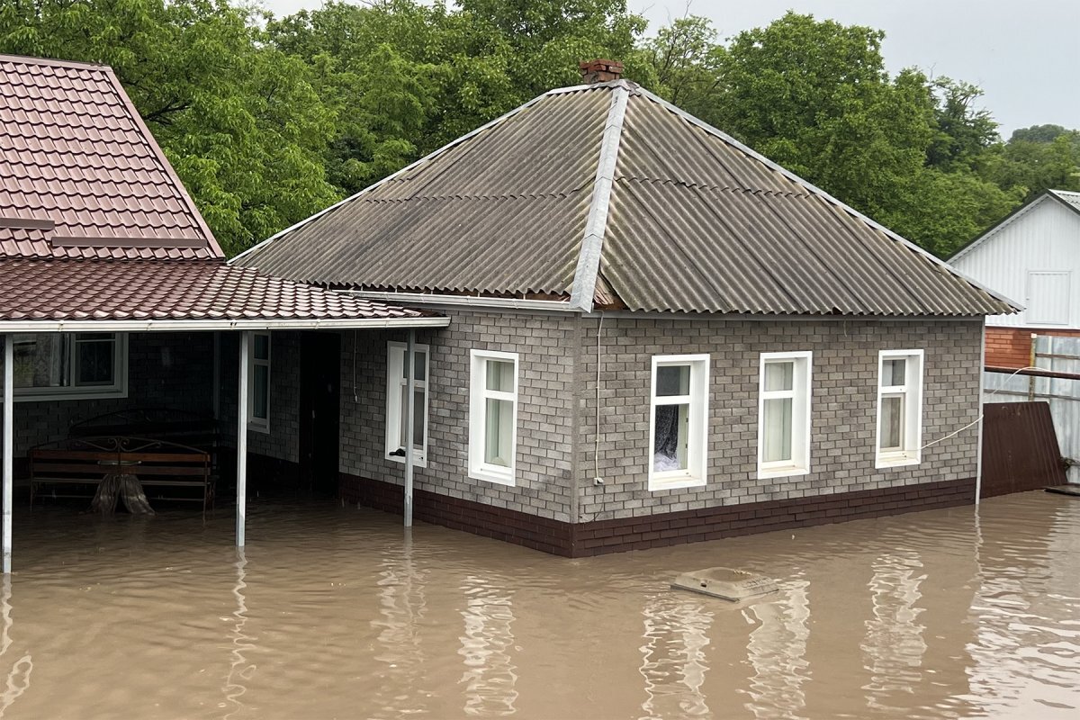    Вода зашла во дворы жителей аула Ходзь.
